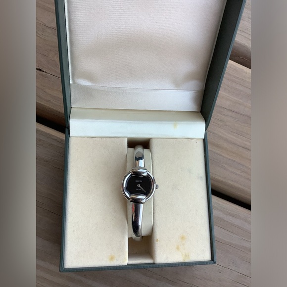 Ladies GUCCI bangle watch ⭐️⭐️⭐️ - Picture 4 of 11